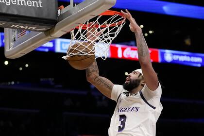 El jugador de los Lakers de Los Ángeles Anthony Davis (3) hace una clavada en la primera mitad de su juego de NBA contra los Nets de Brooklyn en Los Ángeles, el domingo 13 de noviembre de 2022. (AP Foto/Ashley Landis)