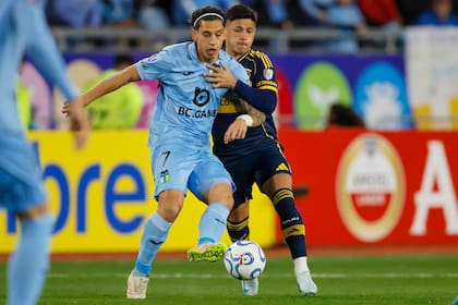 El jugador de O’Higgins Martin Sarrafiore, izquierda, disputa la pelota con Leandro Lozano de Boca