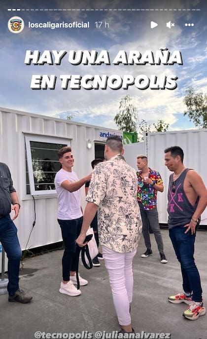 El jugador de River con los cantantes de la banda cordobesa