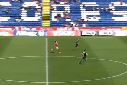 El jugador de Santa Clara Gabriel Silva (de rojo), batió un récord de velocidad en el fútbol