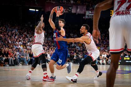 El jugador del Barça Nicolás Laprovittola en una acción contra Olympiacos, durante los playoffs de la Euroliga 2024
