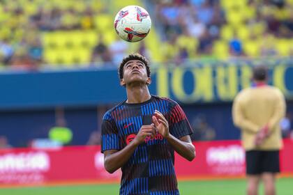 El jugador del Barcelona Lamine Yamal controla un balón antes de un partido de la Liga frente al Villarreal, en el estadio de La Cerámica, en Villarreal, España, el 22 de septiembre de 2024. (AP Foto/Alberto Saiz)