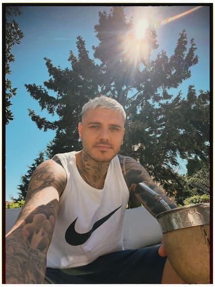 El jugador del Galatasaray disfrutó de una tarde de mates y playa en Estambul
