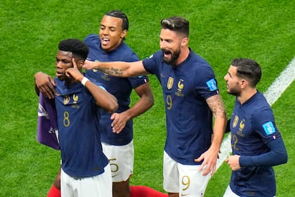 El jugador francés Aurelien Tchouaméni festeja su gol ante Inglaterra por los cuartos de final de la Copa del Mundo
