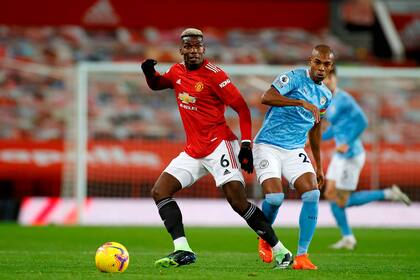 Paul Pogba, de Manchester United, pelea por la pelota con Fernandinho, de Manchester City, durante el partido entre ambos equipos por la Premier League, disputado en Old Trafford.