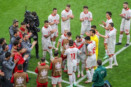 El jugador Goran Pandev , de Macedonia del Norte, cruzando un pasillo formado por sus compañeros en honor por su último partido en su carrera en la selección