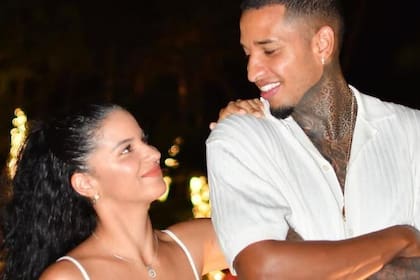 El jugador Juan Izquierdo, junto a su esposa Selena