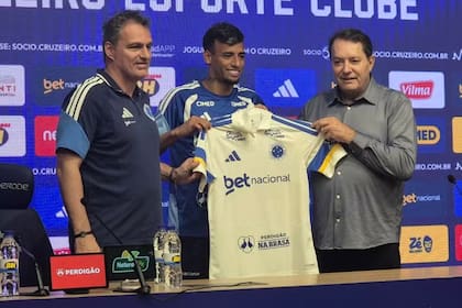 El jugador uruguayo Luciano “Lucho” Rodríguez fue presentado el viernes como nuevo refuerzo de Cruzeiro, en Brasil