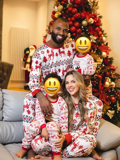 El jugador vive en la actualidad en Inglaterra junto a su esposa Leticia y sus dos hijos