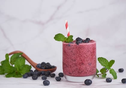 El jugo de arándano es rico en vitamina C y fibra, con un sabor notablemente ácido que dificulta que bacterias como Escherichia coli se desarrollen y se reproduzcan en el organismo