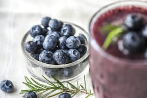 El jugo de arándanos contiene propiedades beneficiosas para la salud, pero su consumo puede representar un riesgo para ciertas personas
