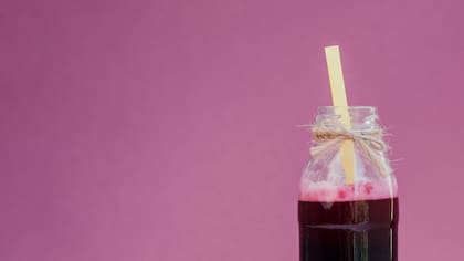 El jugo de ciruela pasa se elabora a partir de ciruelas secas o ciruelas pasas, que contienen muchos nutrientes que pueden contribuir a una buena salud