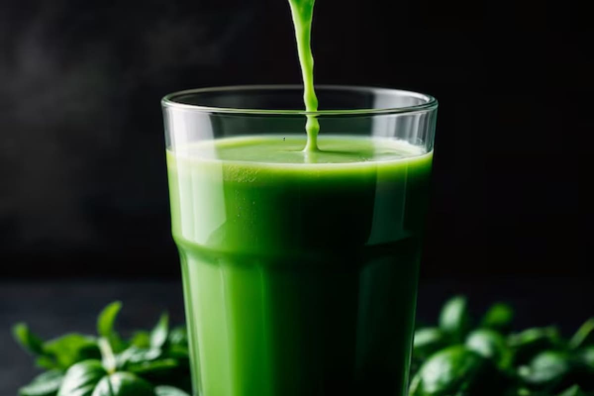 El jugo de guayaba y espinaca aporta vitamina C, hierro y fibra, fortaleciendo el sistema inmune