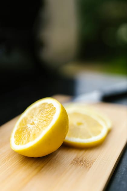 El jugo de limón es una alternativa efectiva, ya que posee propiedades desengrasantes y deja un aroma fresco