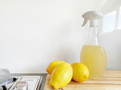 El jugo de limón se puede utilizar para eliminar manchas de diversas prendas