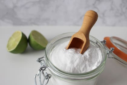 El jugo de limón y el bicarbonato eliminan manchas difíciles