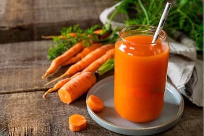 La zanahoria contiene una variedad vitaminas y minerales como vitamina K, C, B6, B1, B3, fibra, potasio, manganeso, molibdeno, fósforo, magnesio y folato, todos ellos cruciales para el funcionamiento óptimo del cuerpo humano