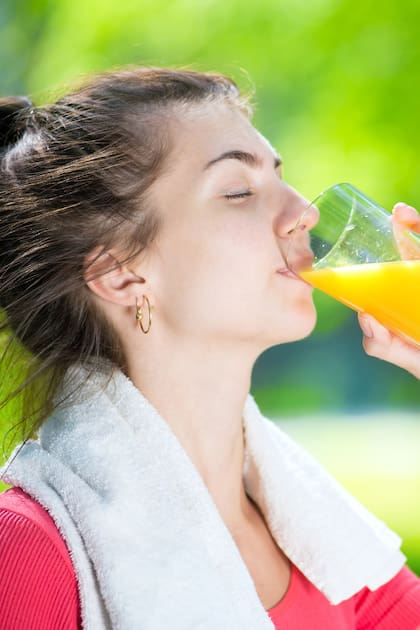 El jugo de naranja tiene un índice glucémico bajo y posee un elevado contenido de vitamina C