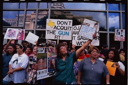 El juicio contra Saldívar, en octubre de 1995, reunió a decenas de seguidores de Selena para exigir justicia.