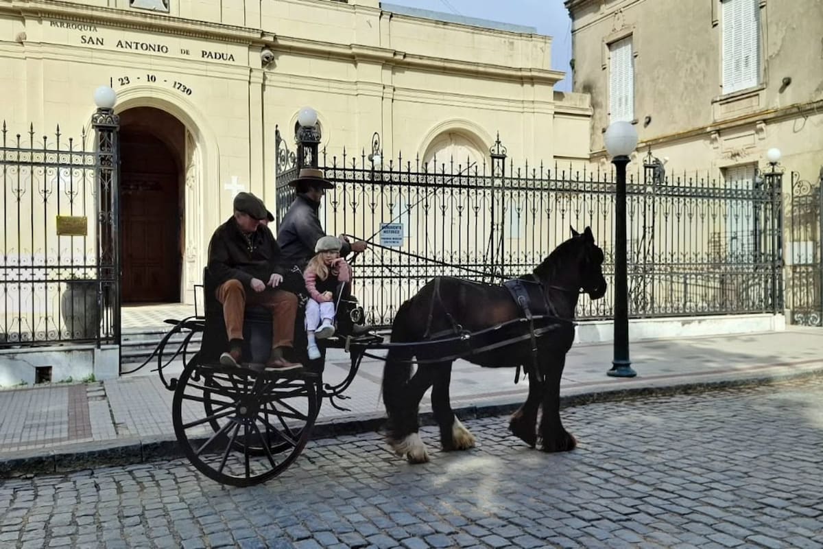 El "Junting car" frente a la iglesia San Antonio de Padua tirado por un caballo Gipsy Vanner en San Antonio de Areco (Ảnh: LA NACION)
