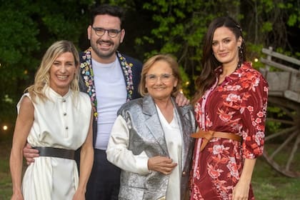 El jurado de Bake Off Argentina junto a la conductora, Paula Chaves (Foto: Facebook Dolli Irigoyen)