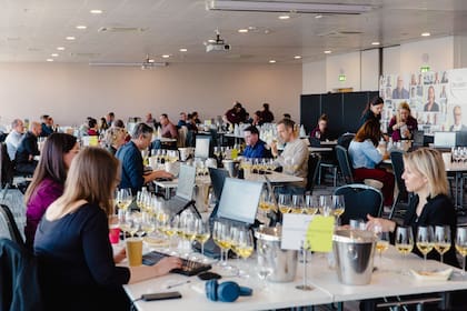 El jurado de los DWWA en plena cata y deliberación