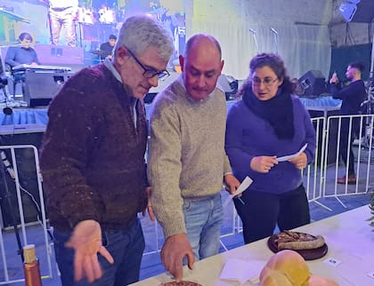 El jurado del concurso del Chorizo Seco, en plena labor