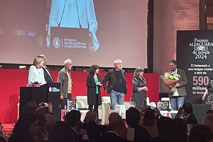 El jurado del premio Alfaguara recibe al ganador de la edición 2024, Sergio del Molino
