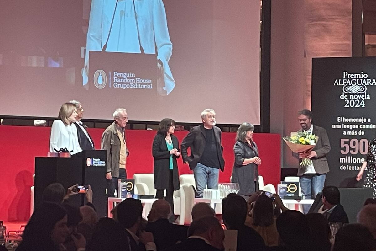 El jurado del premio Alfaguara recibe al ganador de la edición 2024, Sergio del Molino