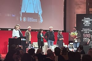 El jurado del premio Alfaguara recibe al ganador de la edición 2024, Sergio del Molino