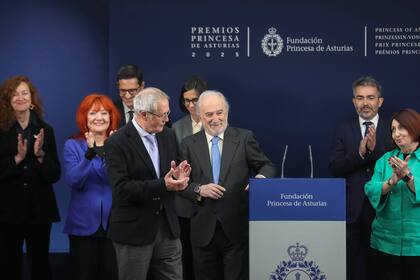 El jurado del Premio Princesa de Asturias de las Letras 2025, presidido por el director de la Real Academia Española, tras anunciar el fallo y el nombre de Eduardo Mendoza