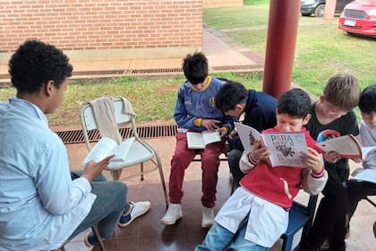 El "jurado" en acción: chicos de escuelas eligieron sus libros favoritos del año