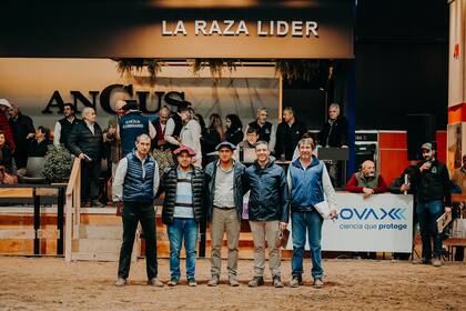El jurado Fernández, en el centro, junto a sus colaboradores