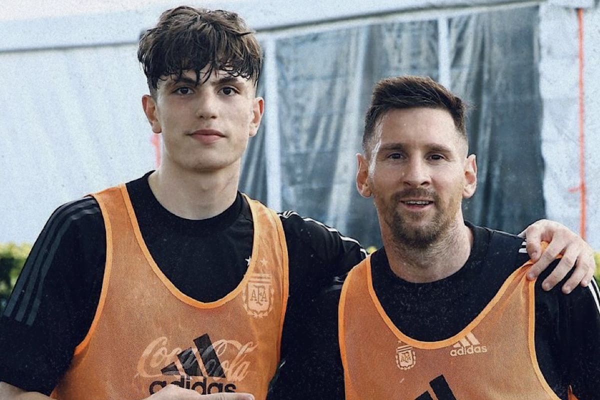 El juvenil Alejandro Garnacho junto a Lionel Messi durante un entrenamiento en la AFA, en 2022