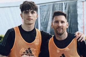 El juvenil Alejandro Garnacho junto a Lionel Messi durante un entrenamiento en la AFA, en 2022
