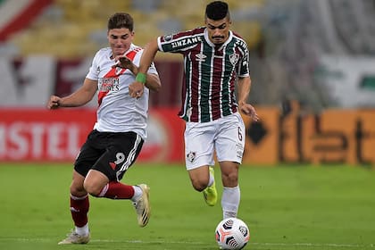 El juvenil Álvarez y Egidio disputan la pelota; Fluminense y River, en el debut en el Grupo D de la Copa Libertadores