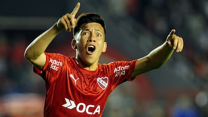 El juvenil Barco y el festejo de su primer gol en Primera