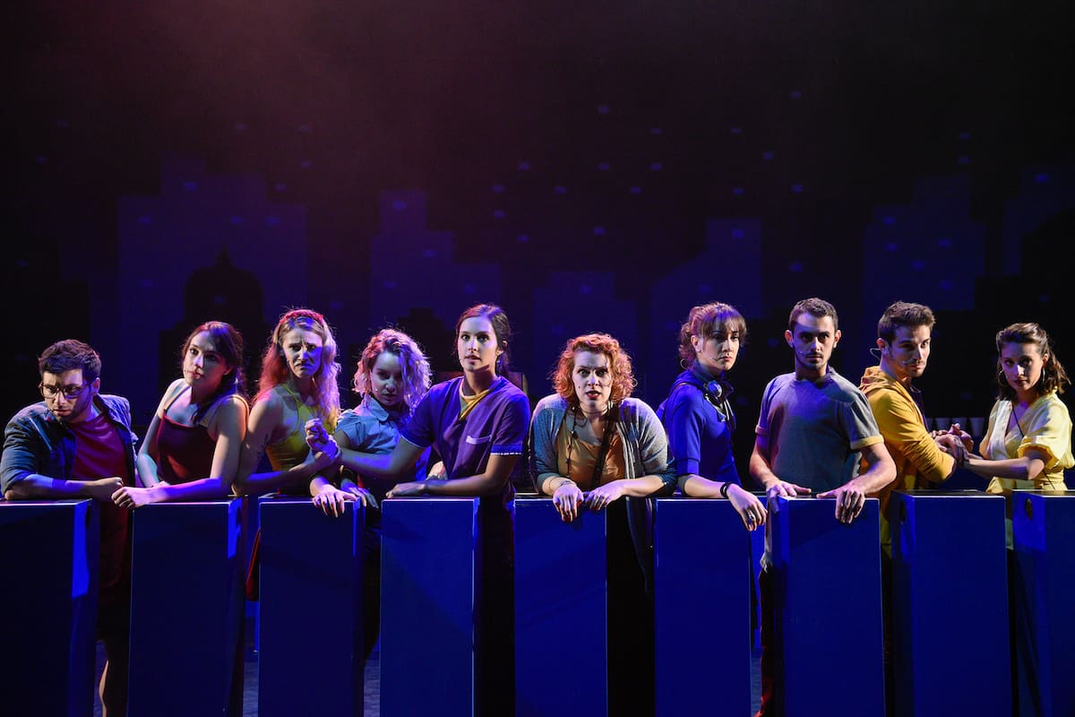 El juvenil elenco local de Lo quiero ya