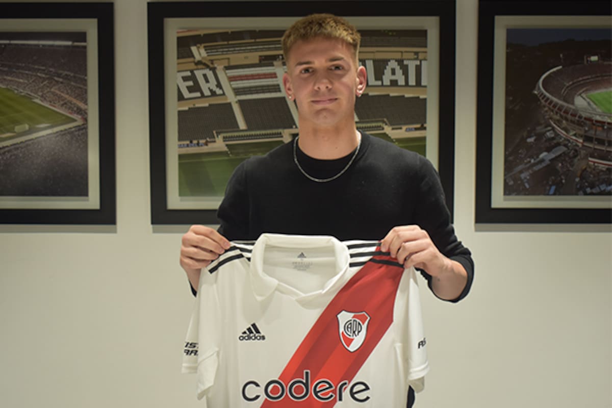 El juvenil Franco Mastantuono, de 16 años, una de las joyas de River, firmó su primer contrato profesional con el club de Núñez