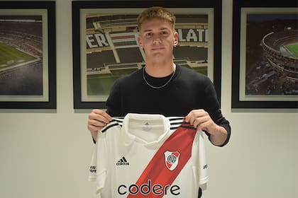 El juvenil Franco Mastantuono, de 16 años, una de las joyas de River, firmó su primer contrato profesional con el club de Núñez