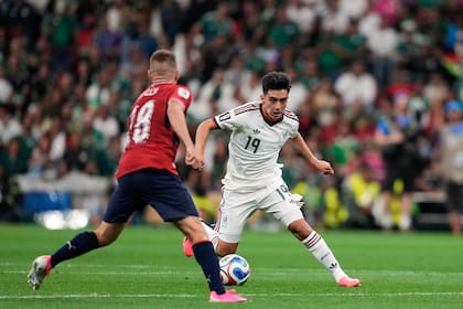El juvenil Gilberto Mora avanza ante Michal Sadilek; el mexicano es el futbolista de su país de menor edad, 17 años, en jugar un Mundial
