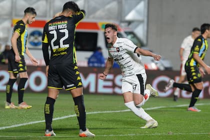 El juvenil Guillermo Balzi festeja su gol, el primero de Newell's ante Aldosivi
