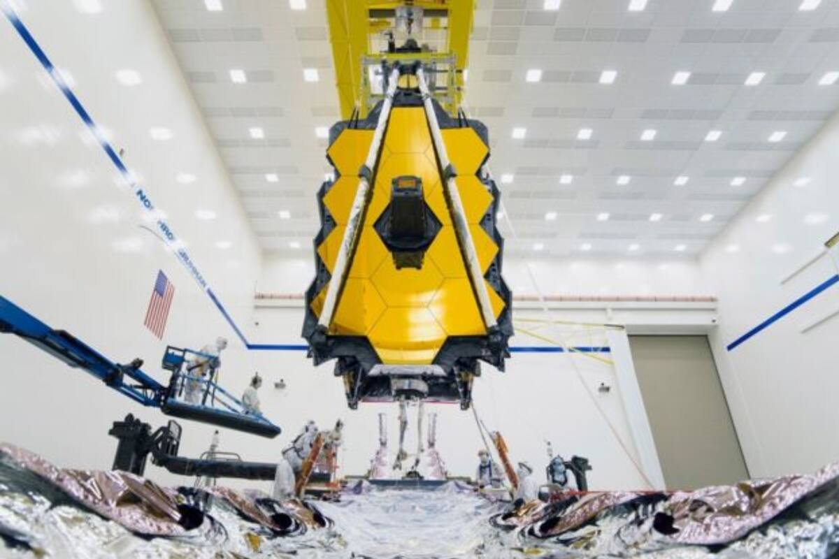 El JWST cuenta con un enorme parasol diseñado para mantener su temperatura a pocos grados sobre el cero absoluto