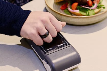 El K Ring en acción: permite pagar con sólo acercar el anillo a un posnet con NFC
