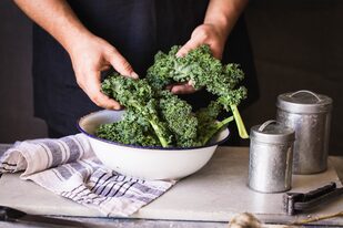 El kale es un alimento milenario que en las últimas décadas se popularizó gracias al aporte de sus múltiples nutrientes beneficiosos para la salud