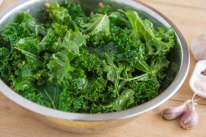 El kale se puede comer crudo, como guarnición o en formas de chips