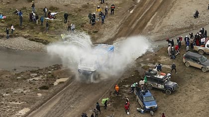 El Kamaz del ruso Nikolaev, al frente en camiones delante del cordobés Villagra, en un vado en territorio boliviano