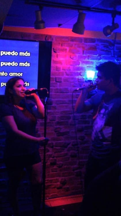El karaoke logró reunir a esta pareja de extranjeros