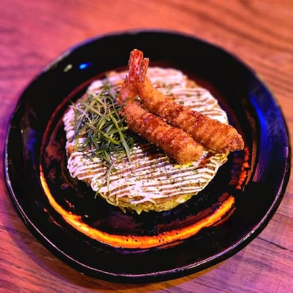 El karē okonomiyaki: tomaron una tradicional tortilla japonesa (casi una pizza a ojos occidentales) y le sumaron curry japonés