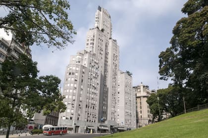 El Kavanagh, un formidable edificio que es parte del patrimonio histórico porteño, esta vez es noticia por un hecho que vincula el espectáculo con la política
